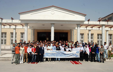 Des étudiants au Parlement afghan pour l’édition 2008 de la Journée internationale de la démocratie. 