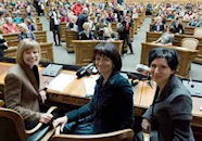 De gauche à droite : Mmes Erika Forster-Vannini, Présidente du Conseil des États suisse, Doris Leutard, Présidente de la Confédération helvétique, et Pascale Bruderer, Présidente du Conseil national